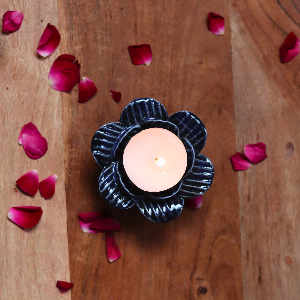 Tea light holder with rose petals 
