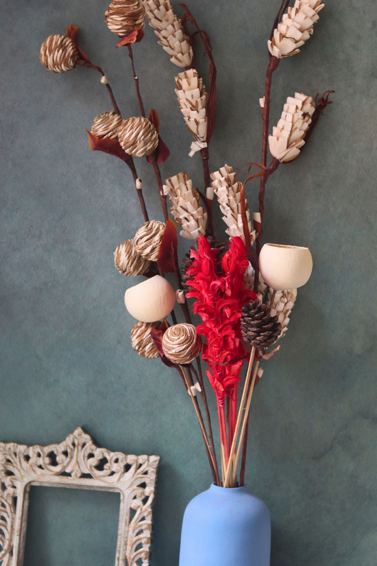 Dried natural flower bunch in vase 