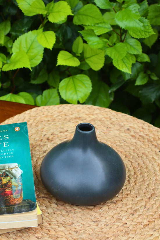 basic black vase made by ceramic