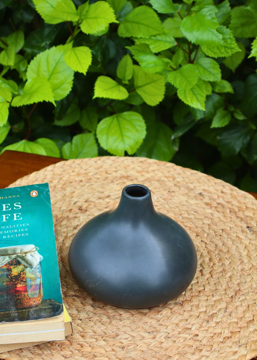 basic black vase made by ceramic