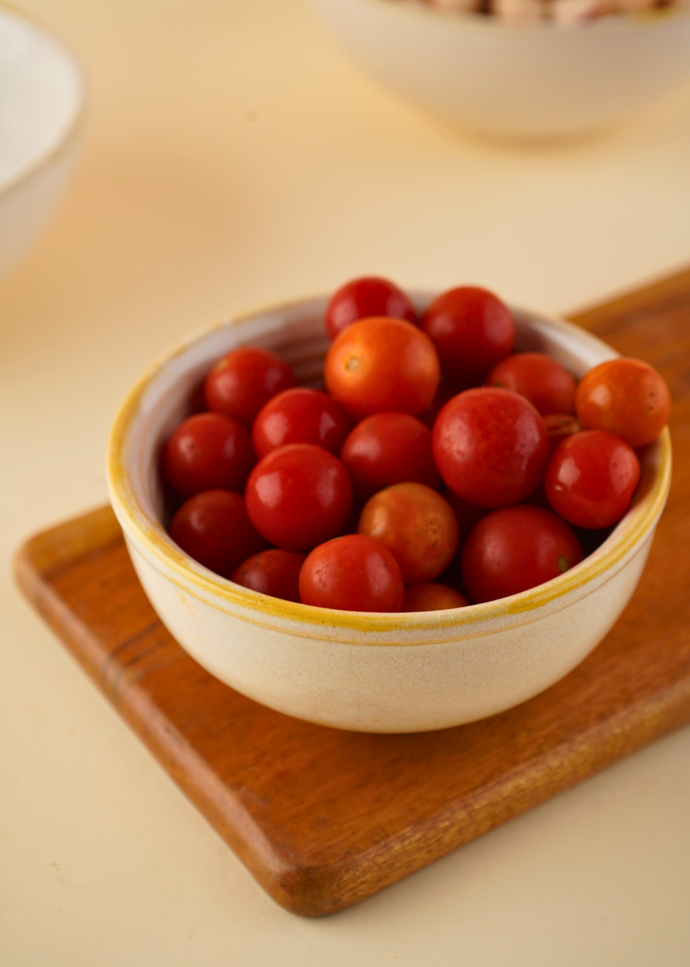 pearl white swirl curry bowl with ceramic material
