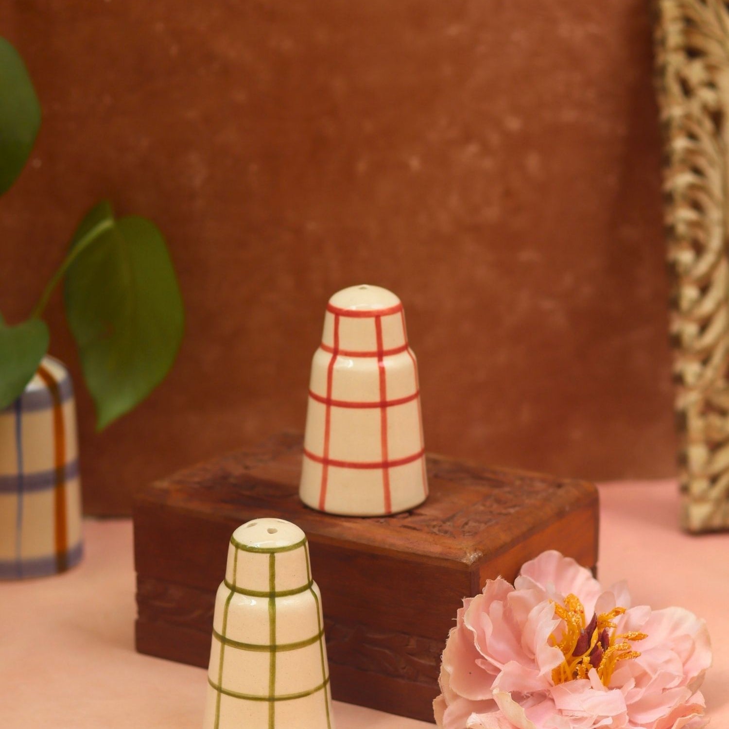 Chequered Salt Pepper Shakers made by ceramic