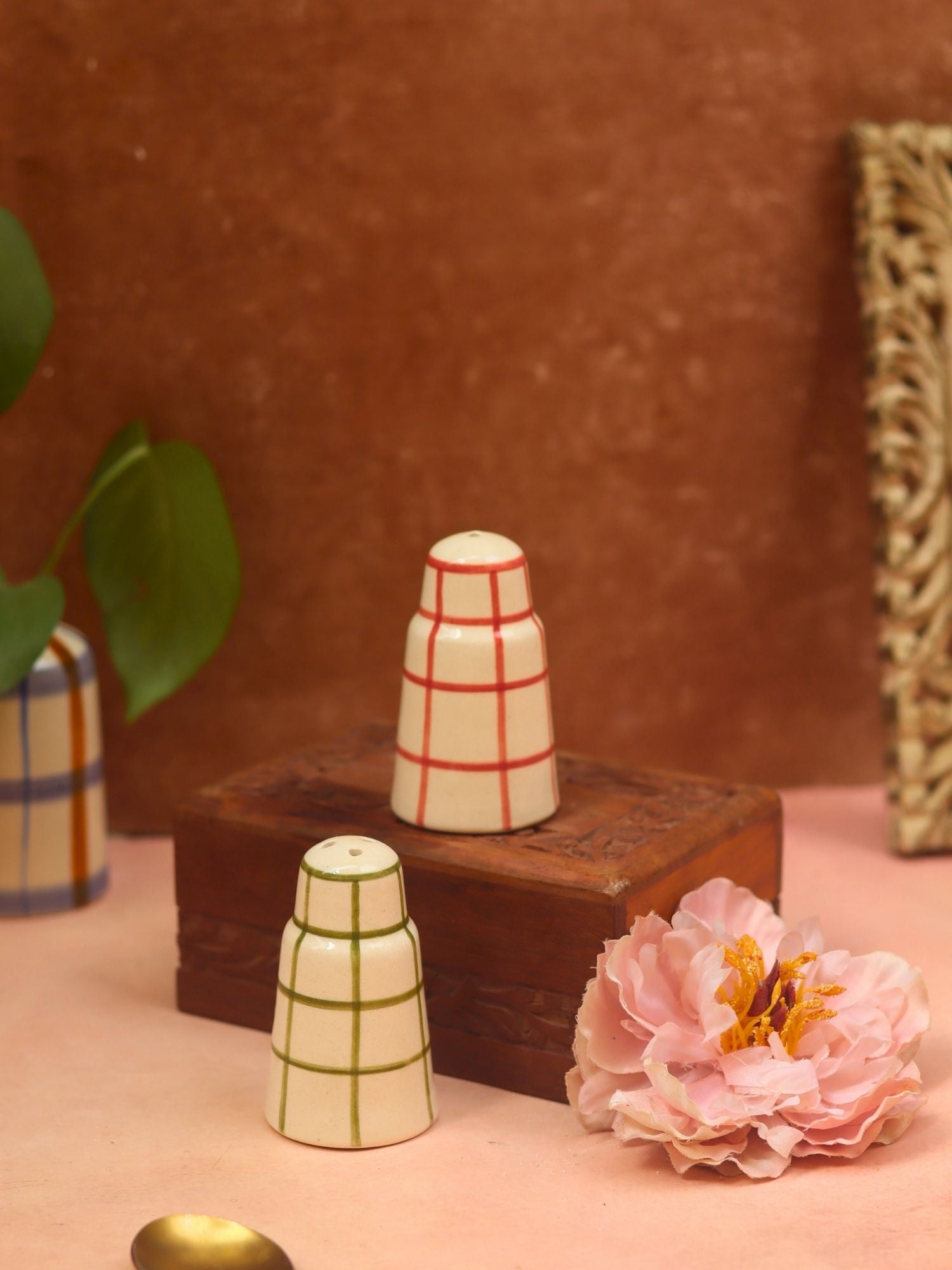 Chequered Salt Pepper Shakers made by ceramic