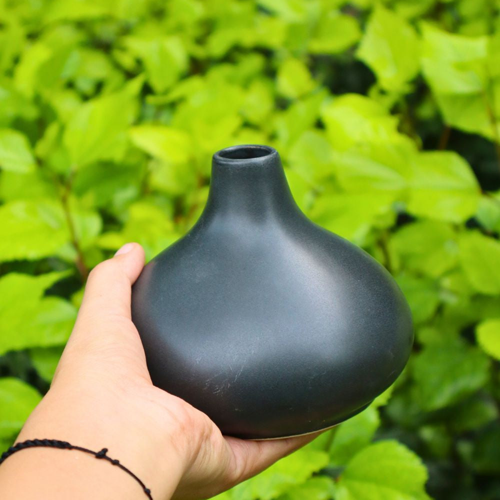 basic black vase with premium quality material