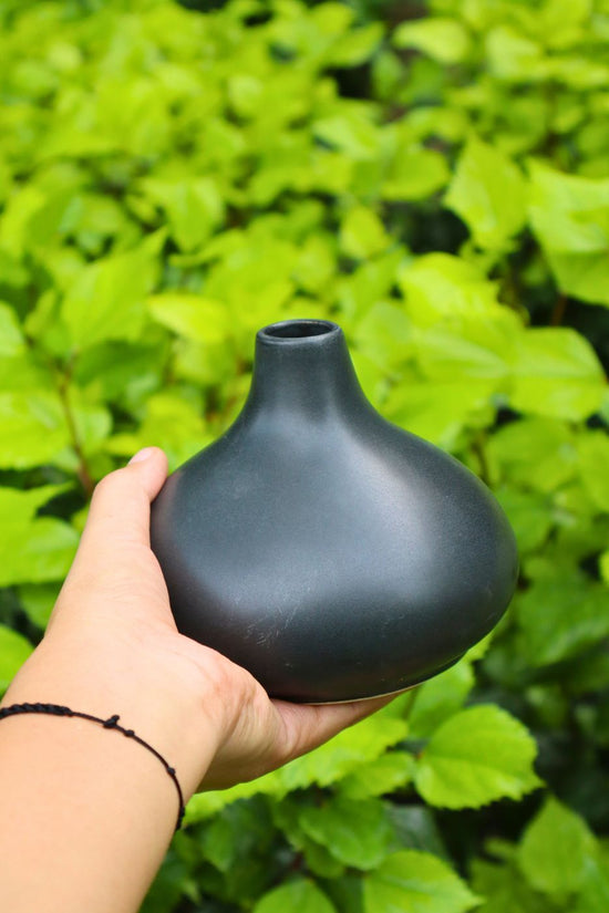 basic black vase with premium quality material