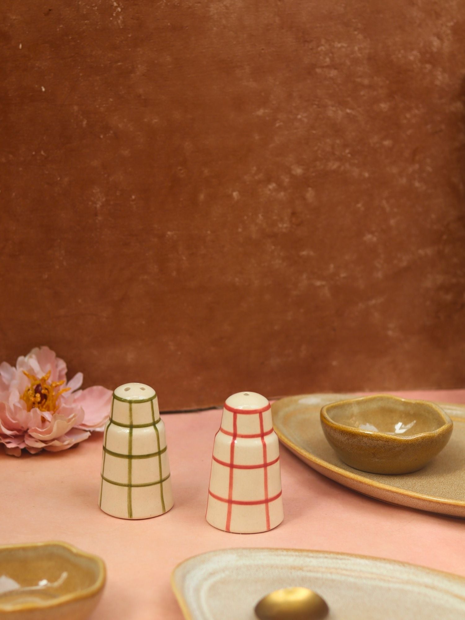 Chequered Salt Pepper Shakers with premium quality material