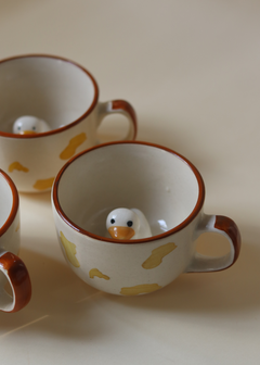 Ceramic mug with duck inside 
