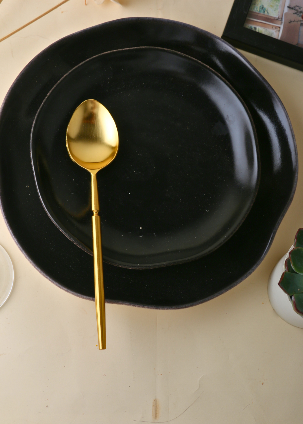 Golden tranquility dinner spoon with plate