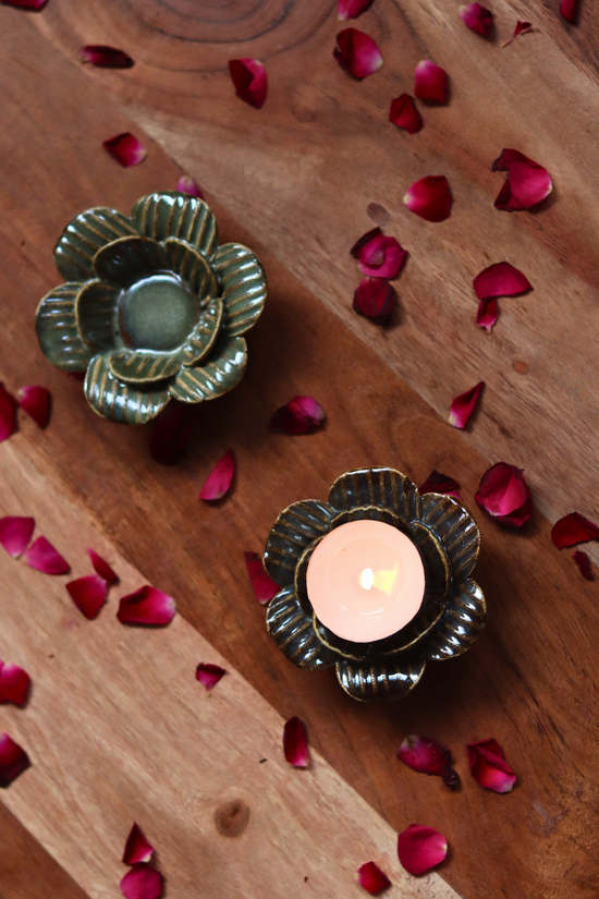 Ceramic tea light holders with flower petal