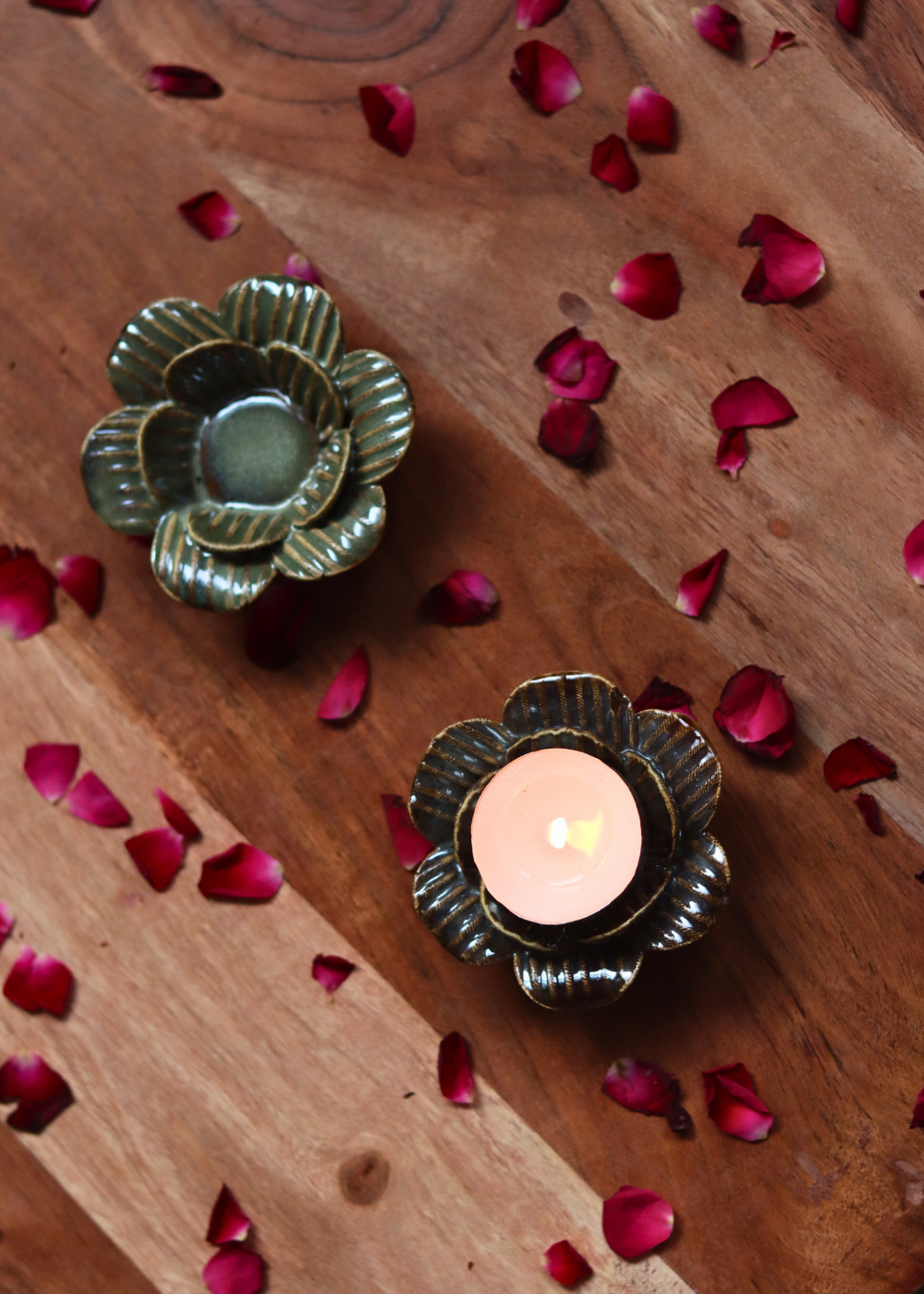 Ceramic tea light holders with flower petal