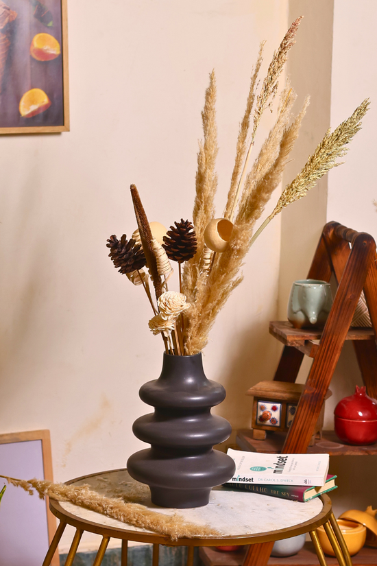 Flower vase which gives a very aesthetic vibe to your home 