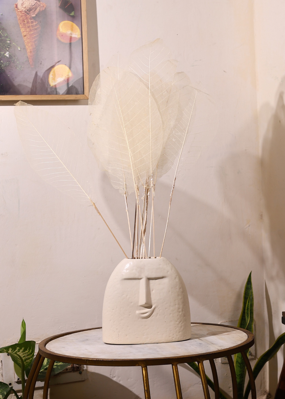 Dried natural love leaf bunch on table 