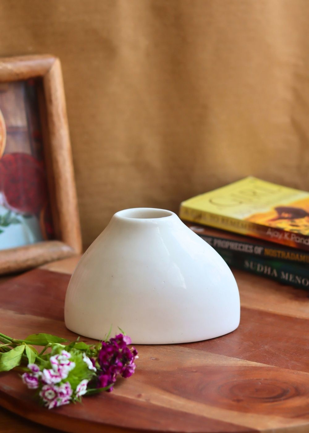 Chic minimal vase made by ceramic