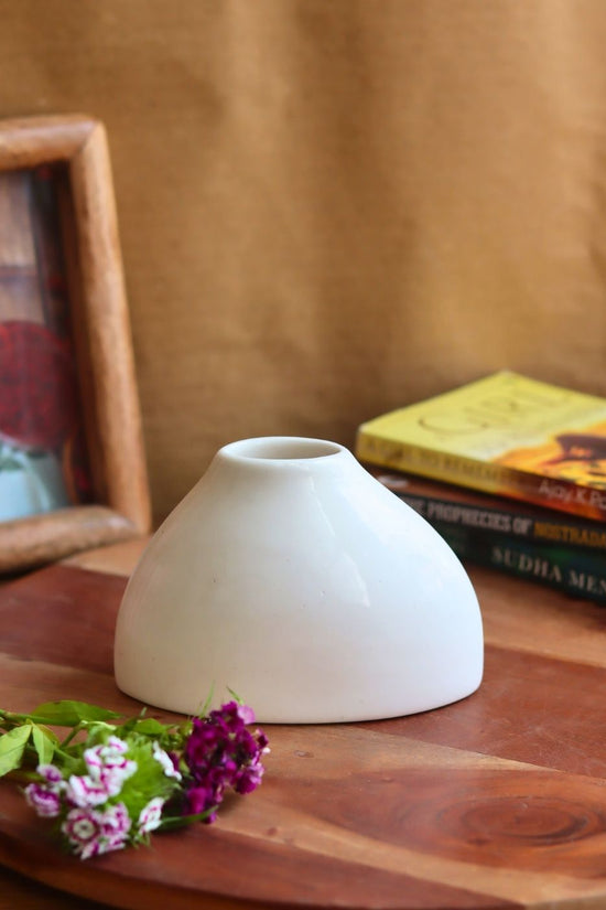 Chic minimal vase made by ceramic