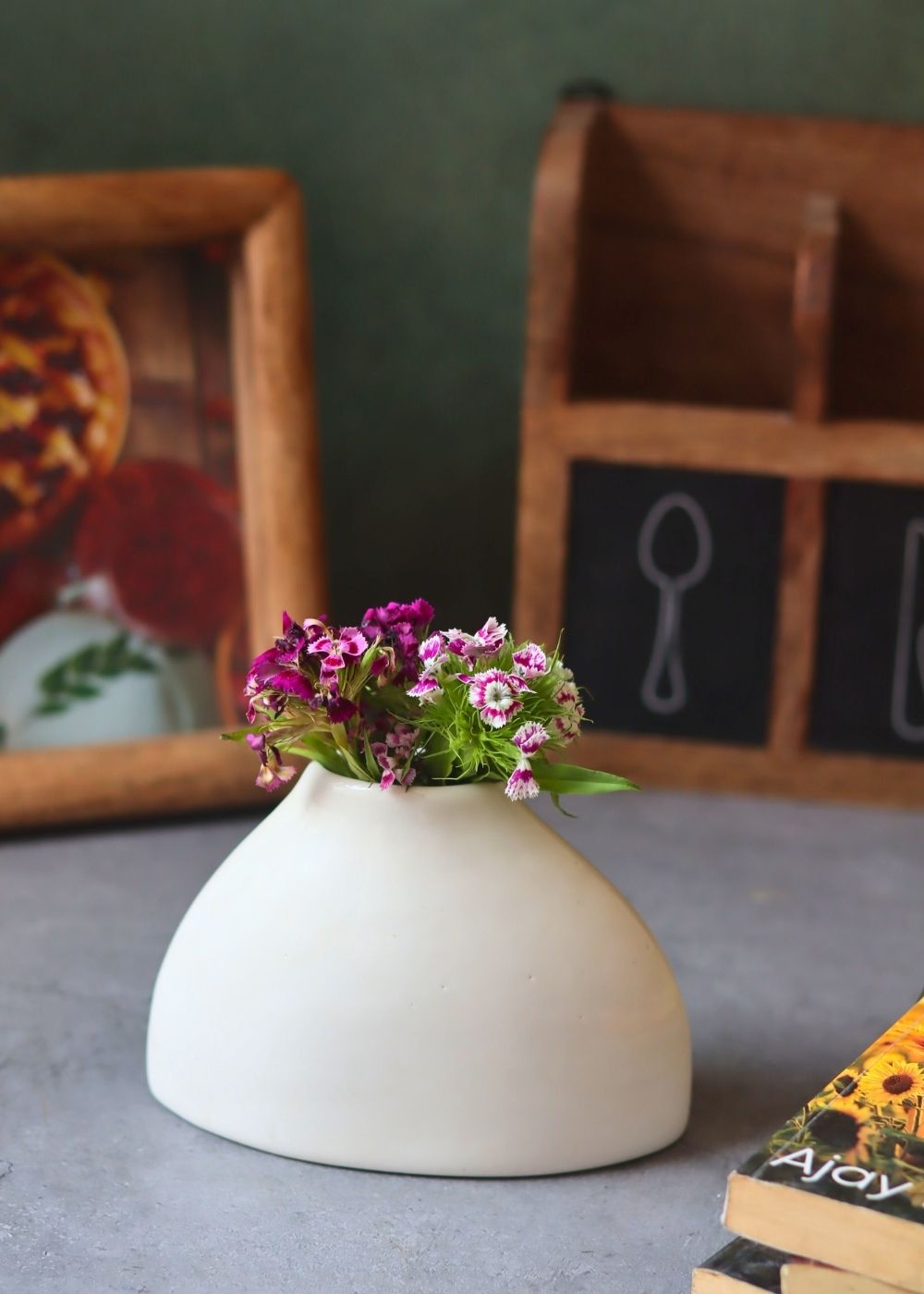 Chic minimal vase with premium quality material