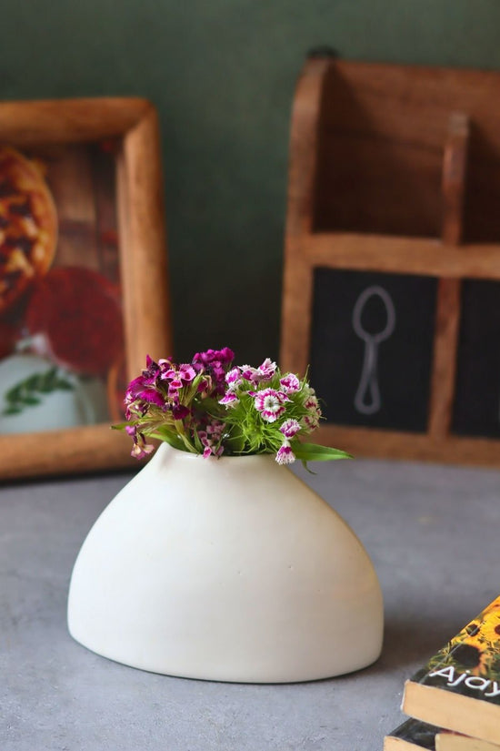 Chic minimal vase with premium quality material