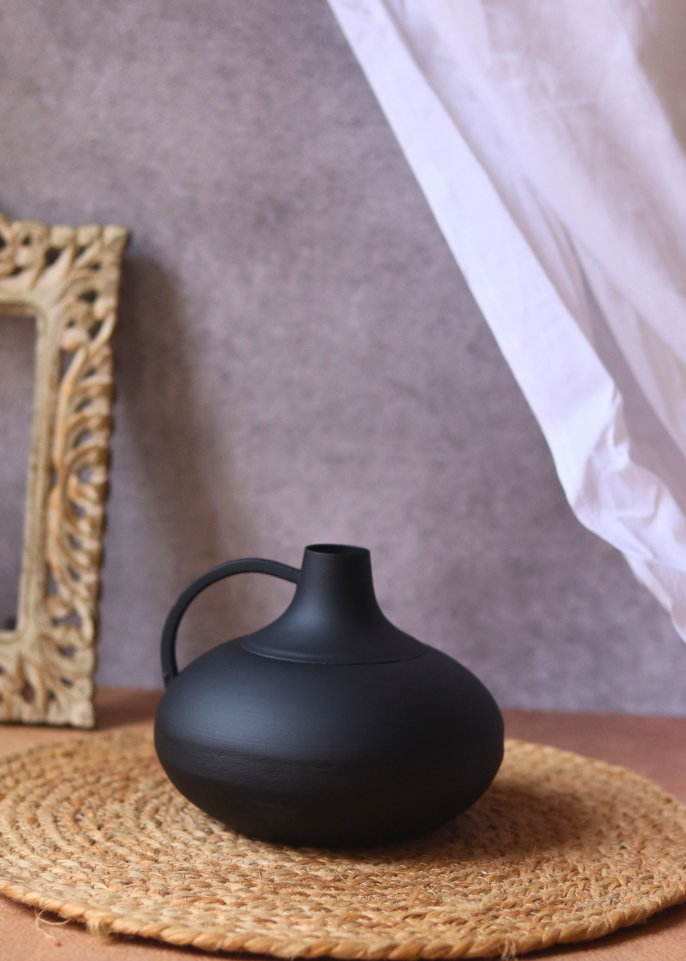 Black handle flower vase 