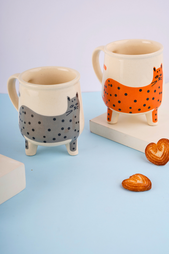 cat mugs with two different color cat print