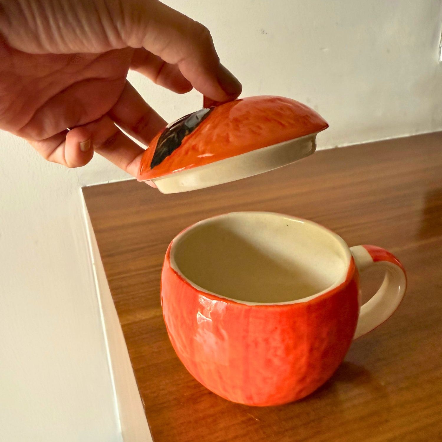 Orange mug with lid made by ceramic