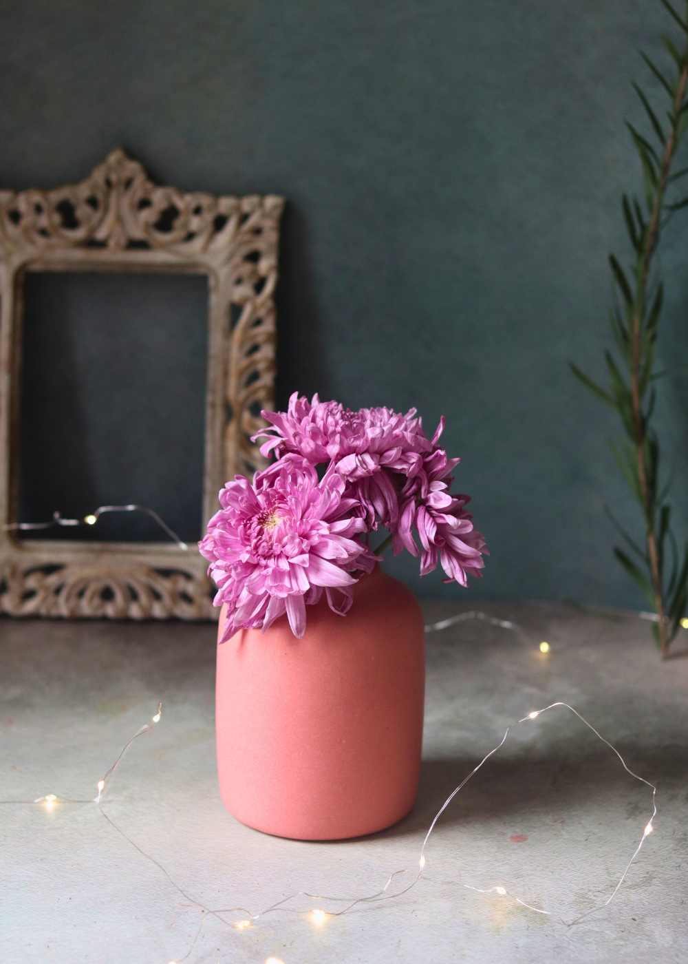 Peachy dream flower pot with flowers 