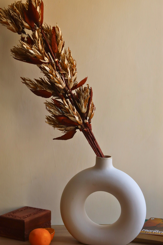 Dry flower bouquet in vase 