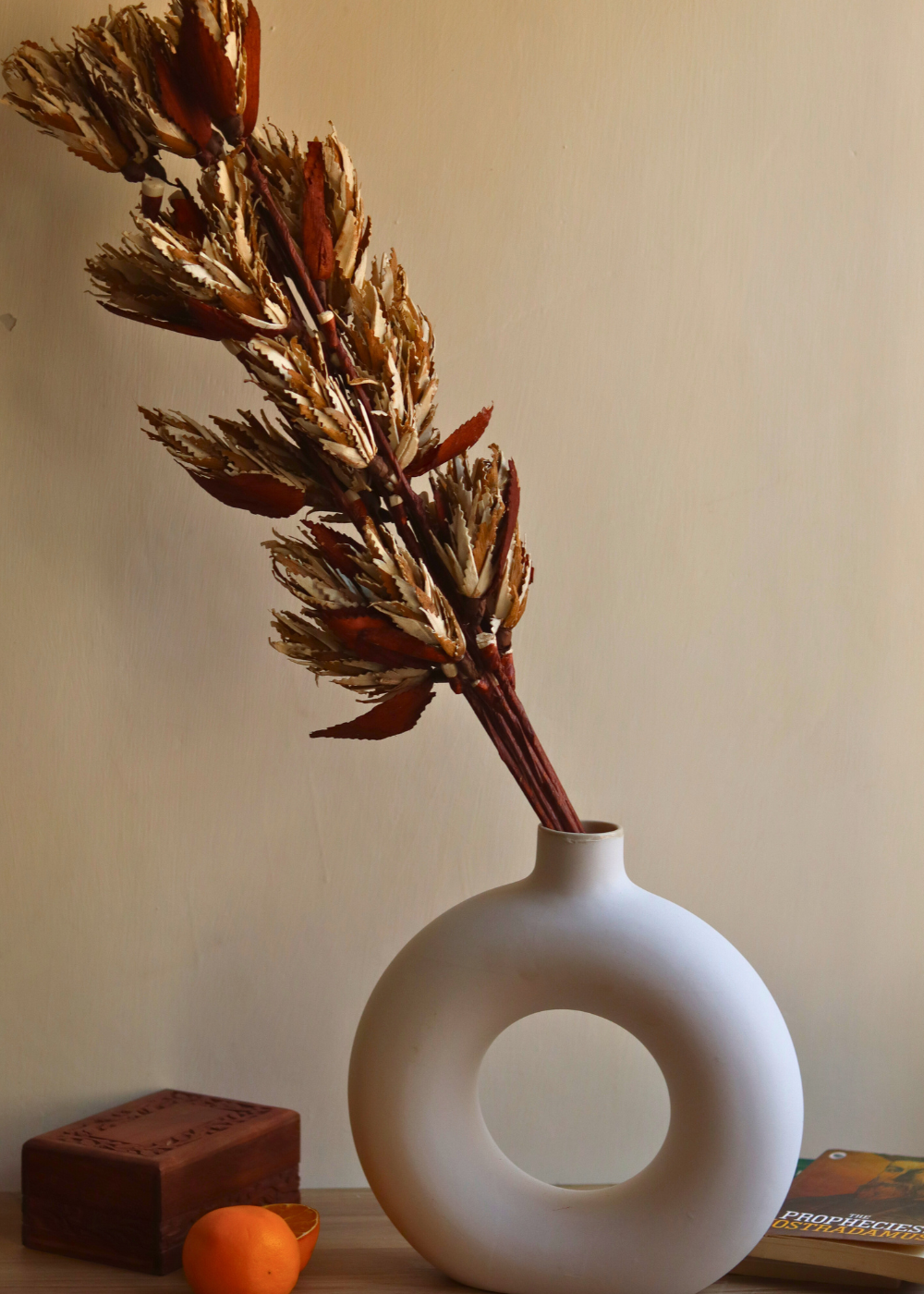 Dry flower bouquet in vase 