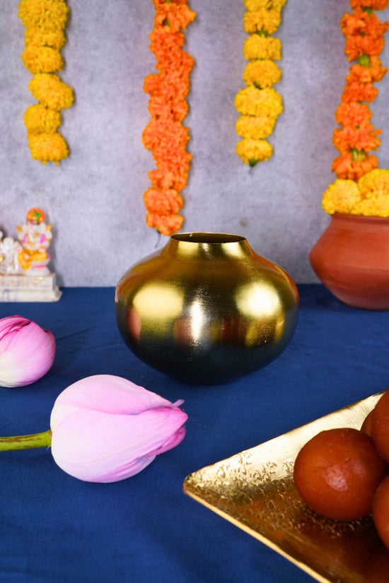 Zahara Vase made by metal