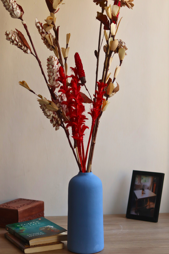 Natural flower bunch in flower vase 