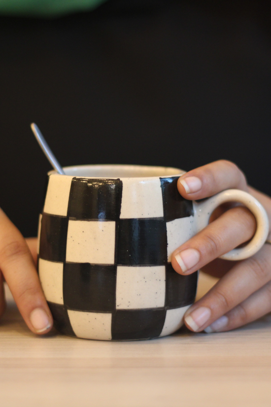 chess & polka cuddle mug made by ceramic 