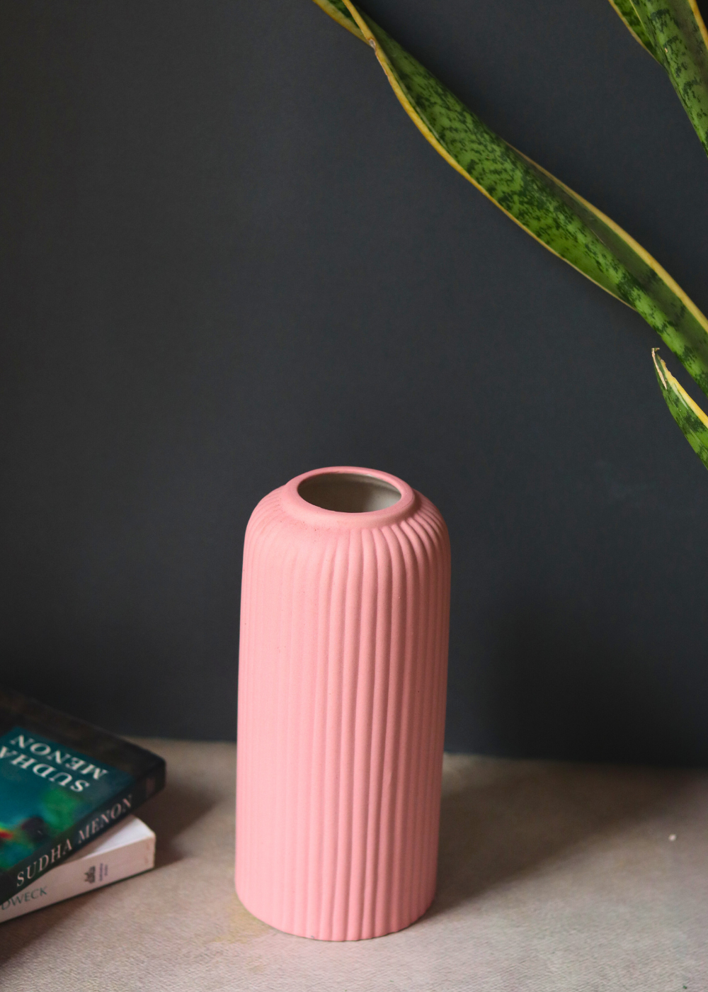 Unique design pink ribbed ceramic vase - medium