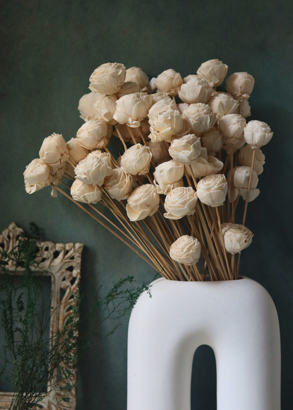Dried natural white gulaab bunch in vase 