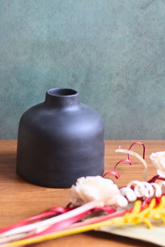 this vase with adorable bunch combo is beautifully crafted for your beautiful space