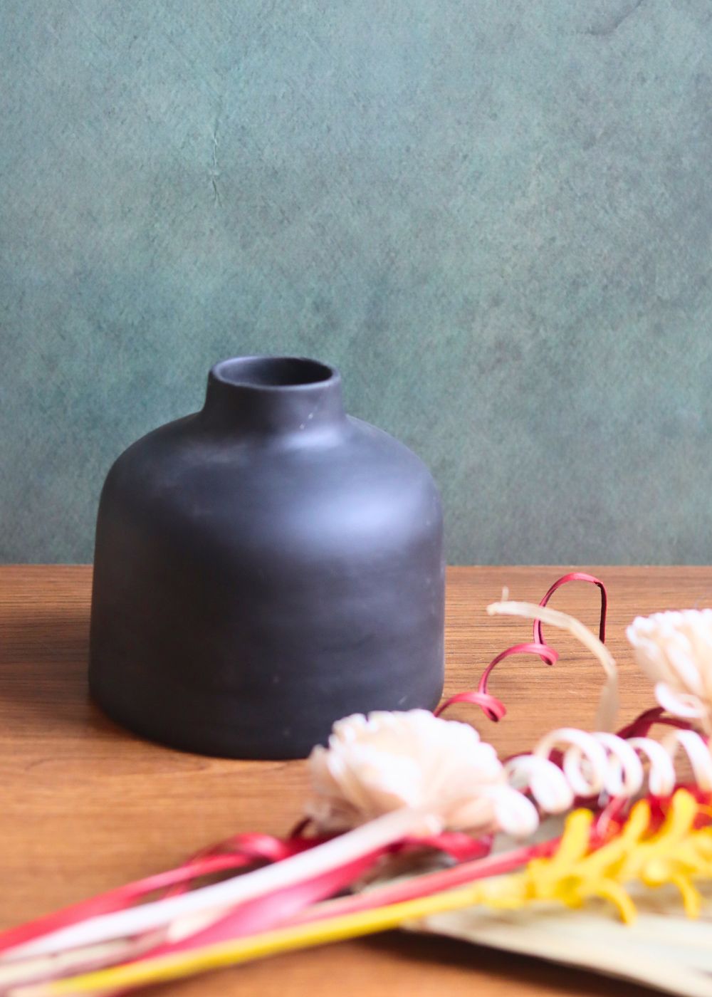 this vase with adorable bunch combo is beautifully crafted for your beautiful space