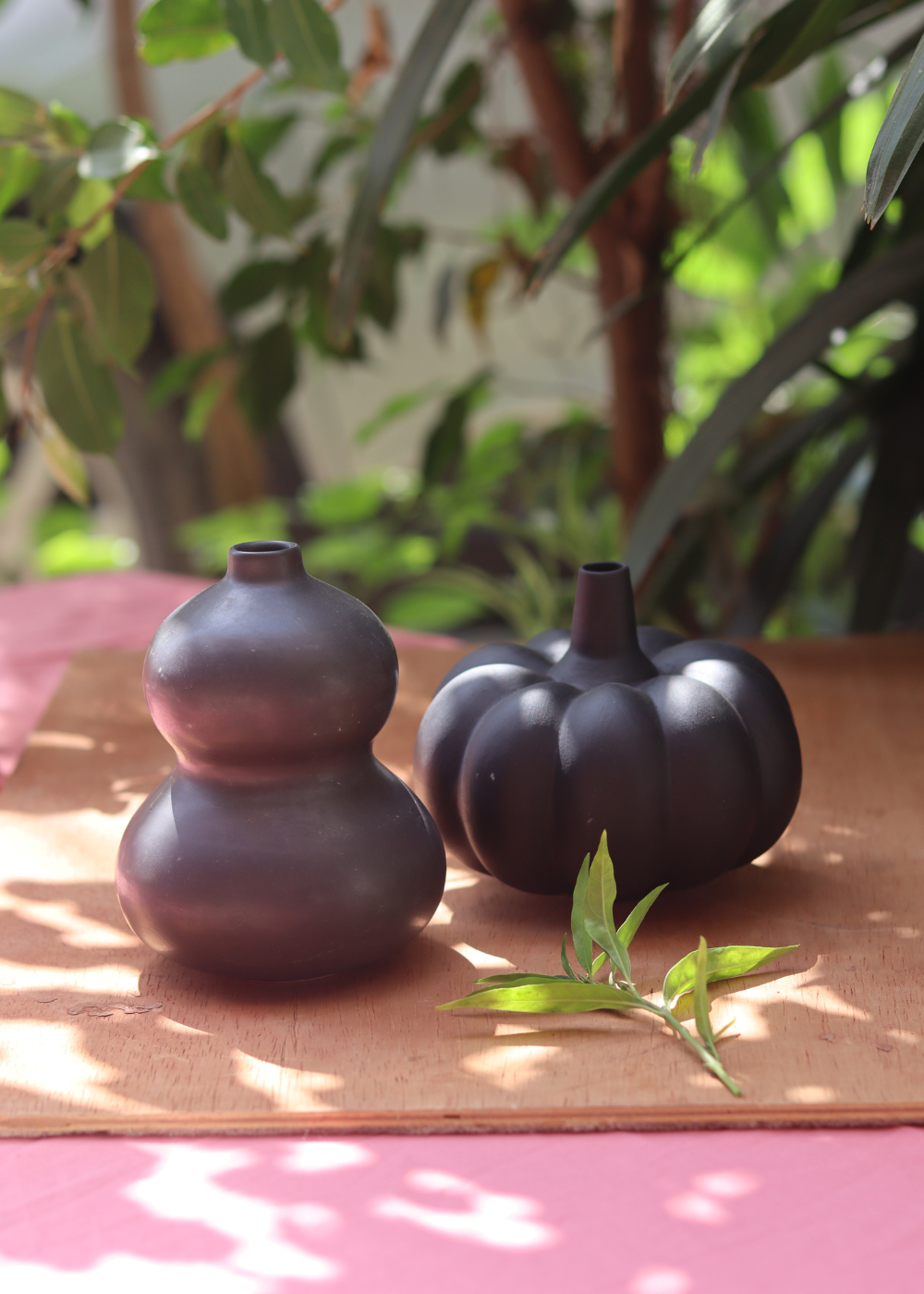 handmade black moulded & pumpkin vase made by pure ceramic 