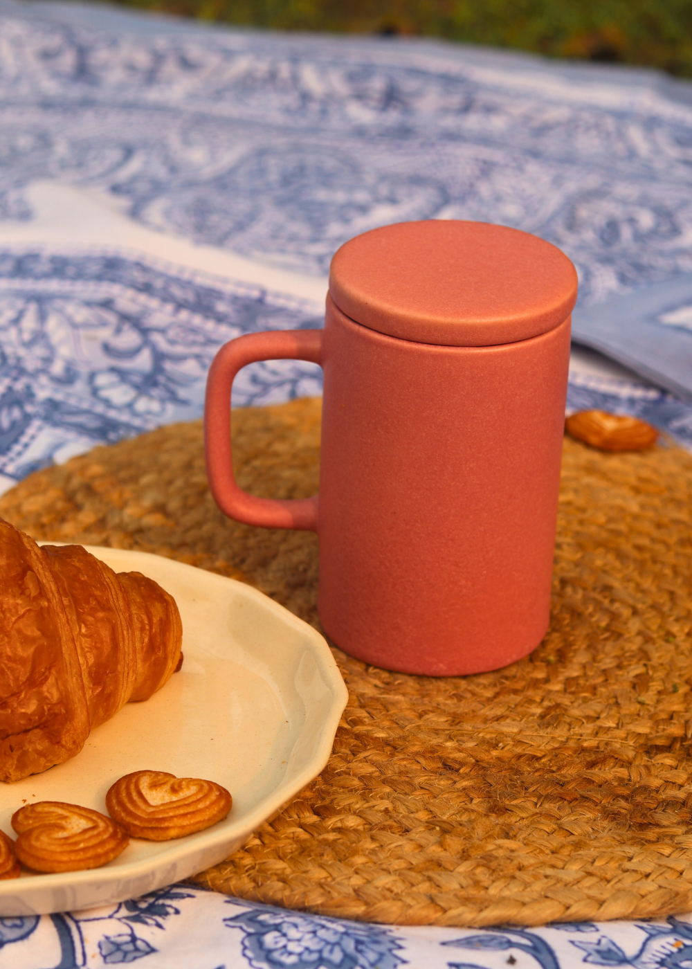 Ceramic mug with lid