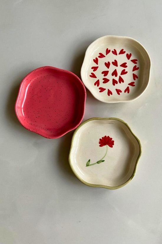 set of 3 dessert plates made by ceramic 