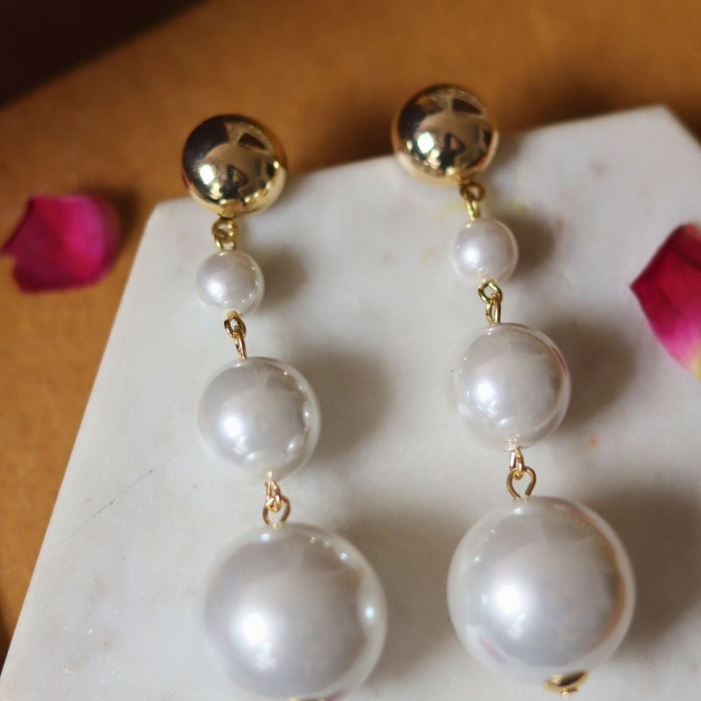 Dangling Pearl Earrings with white pearls 
