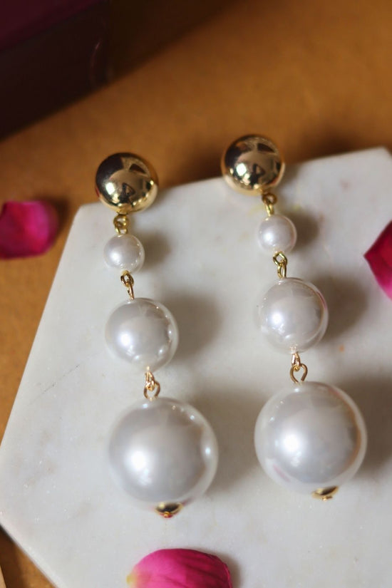 Dangling Pearl Earrings with white pearls 