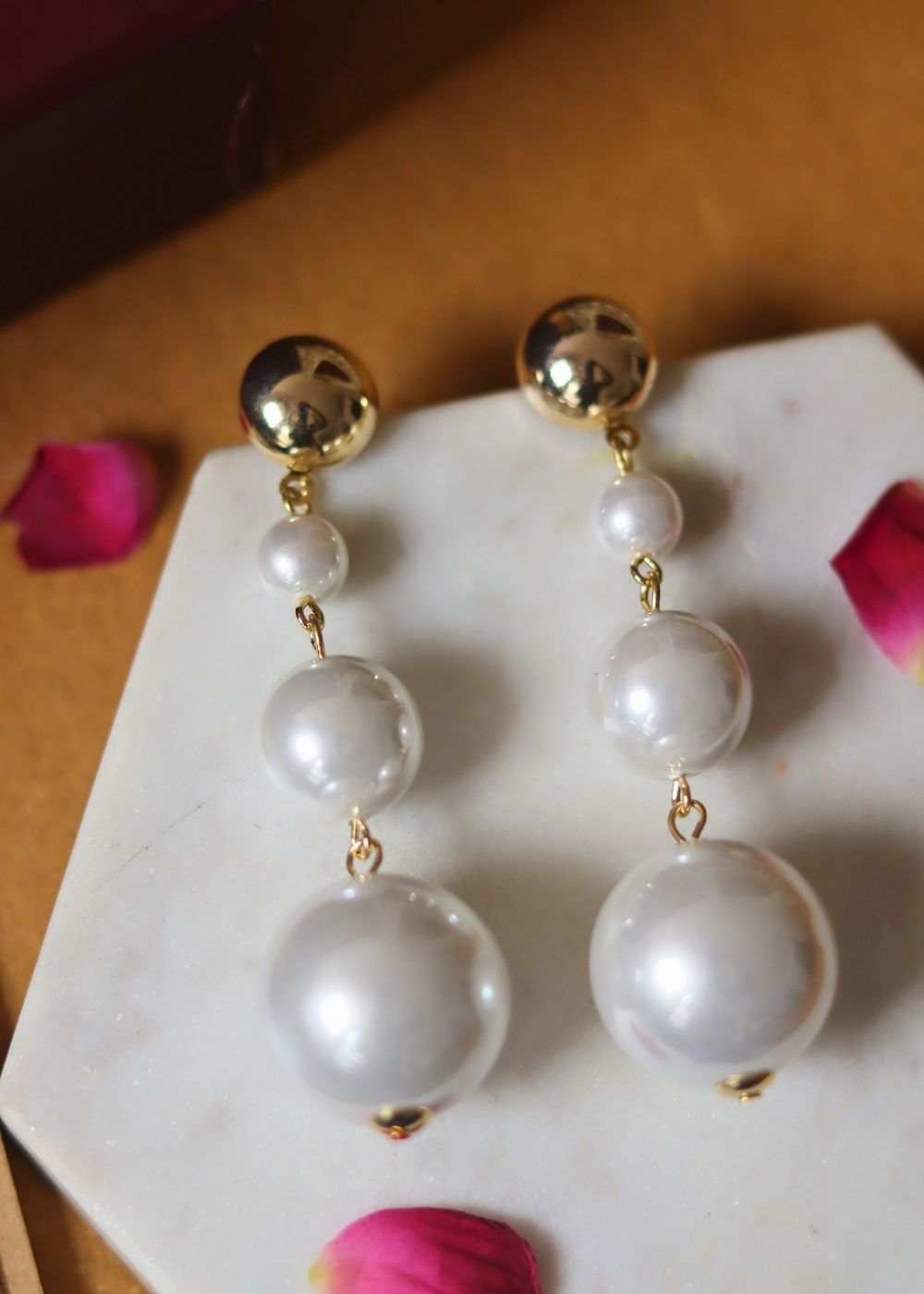 Dangling Pearl Earrings with white pearls 