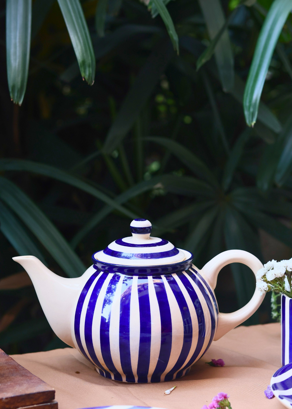 Thick strips tea pot