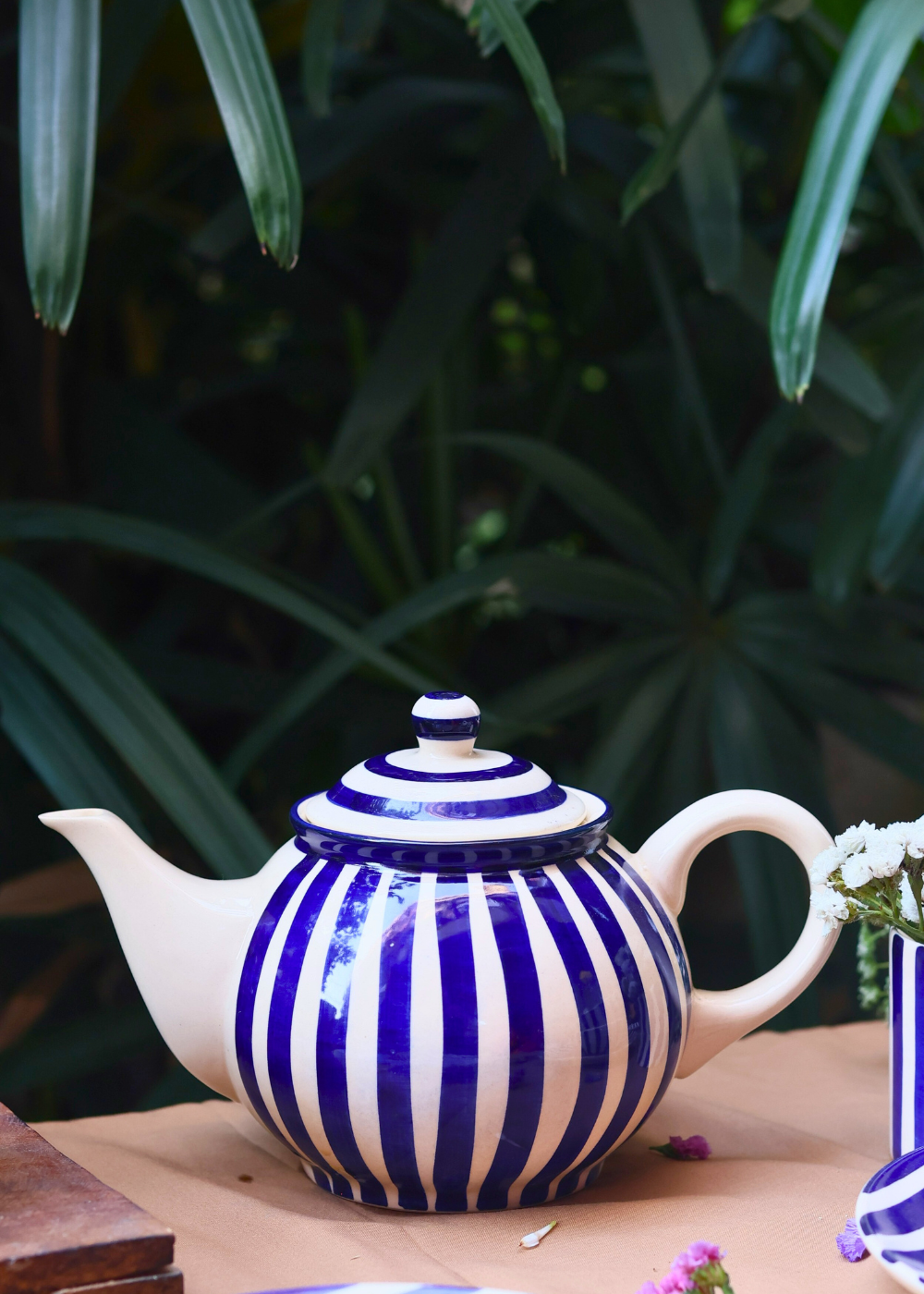 thick stripe tea pot made by ceramic 