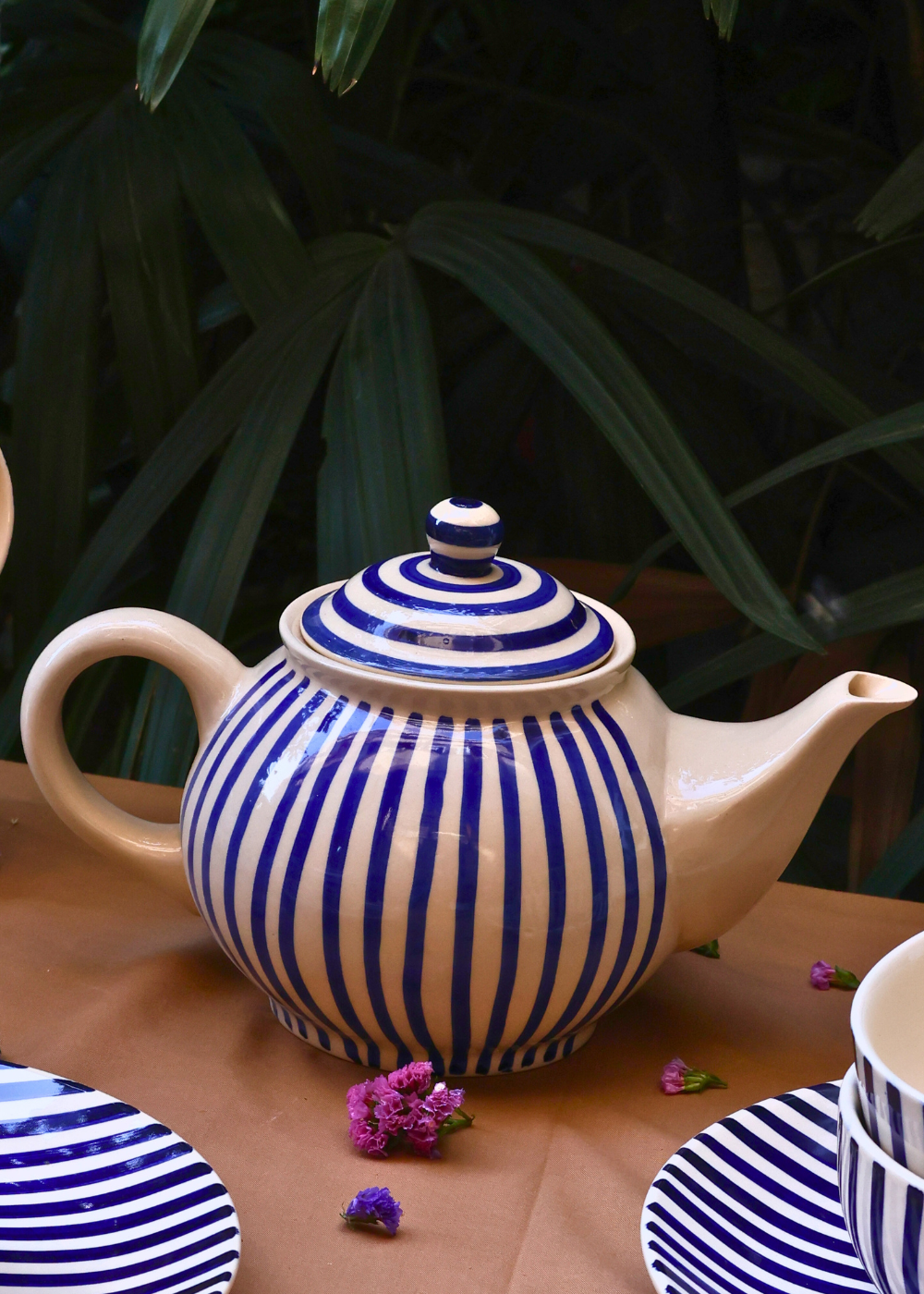 Thin stripes ceramic tea pot 