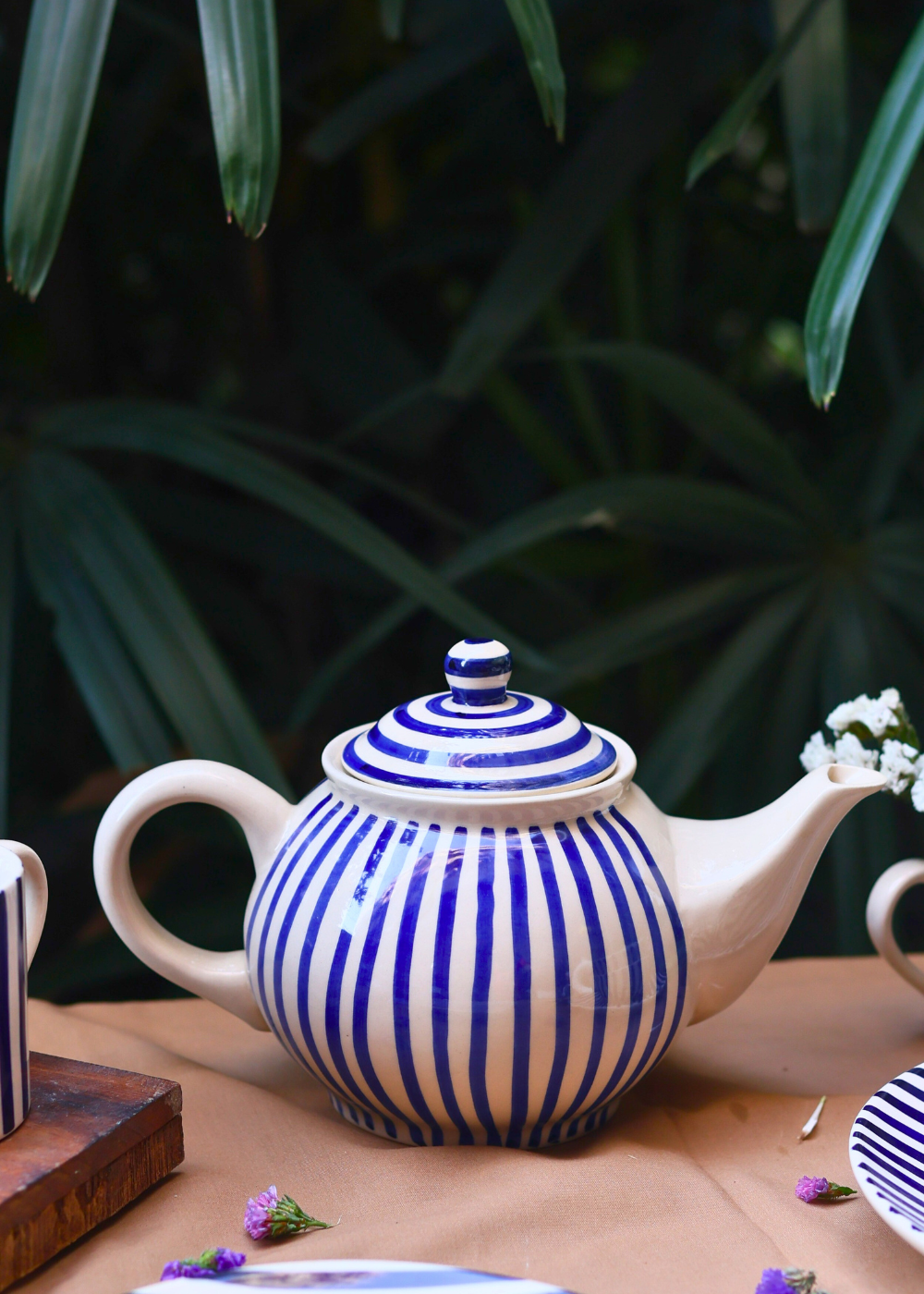 Thin stripes tea pot