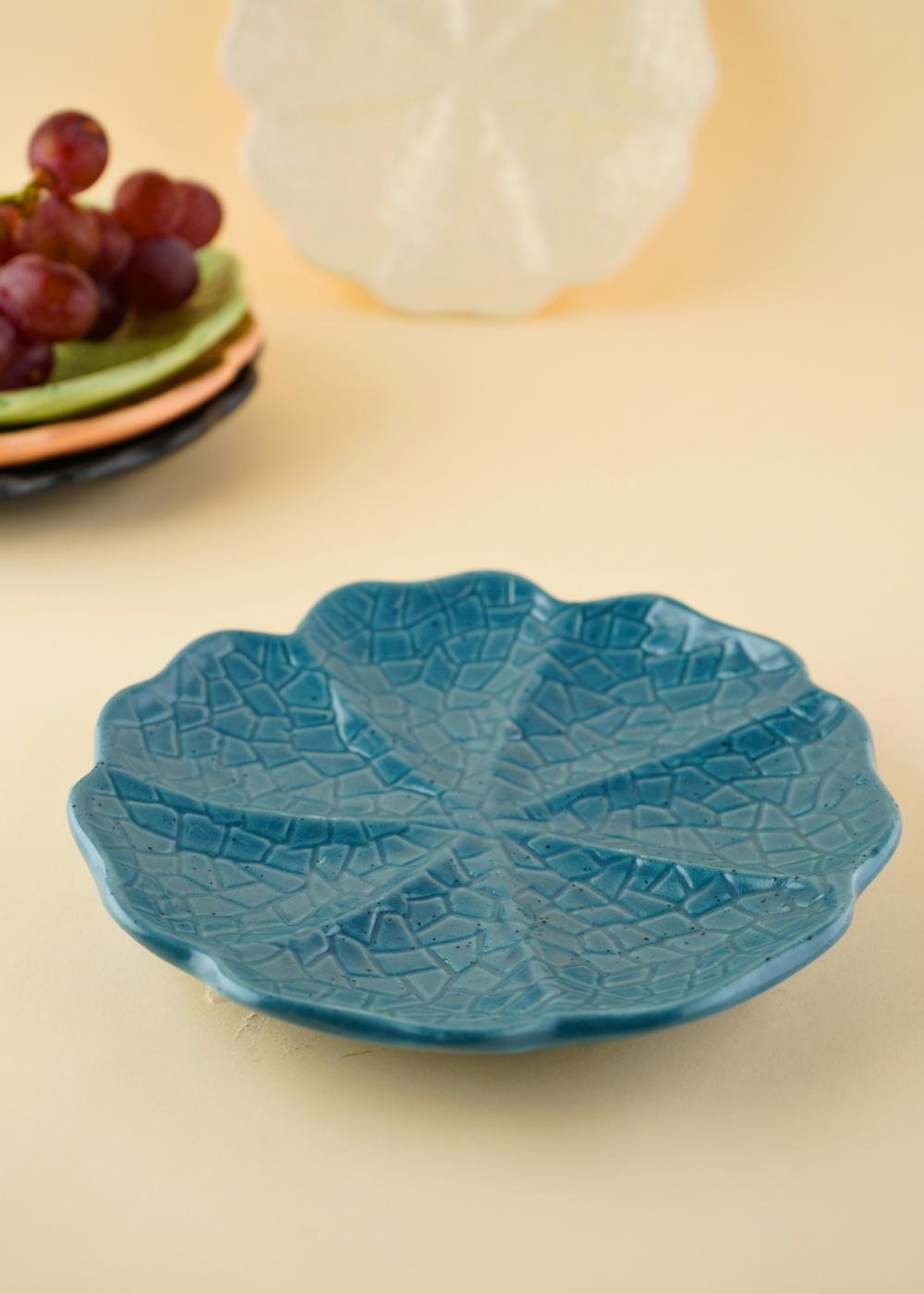 blue cabbage snack plate with cabbage leaf design