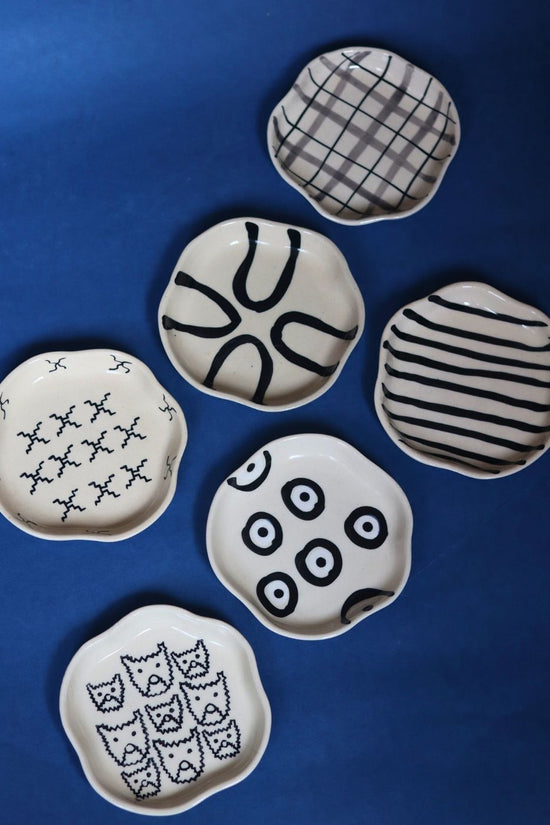 Set of 6 Black & White Dessert Plate (for the price of 5) with premium quality material