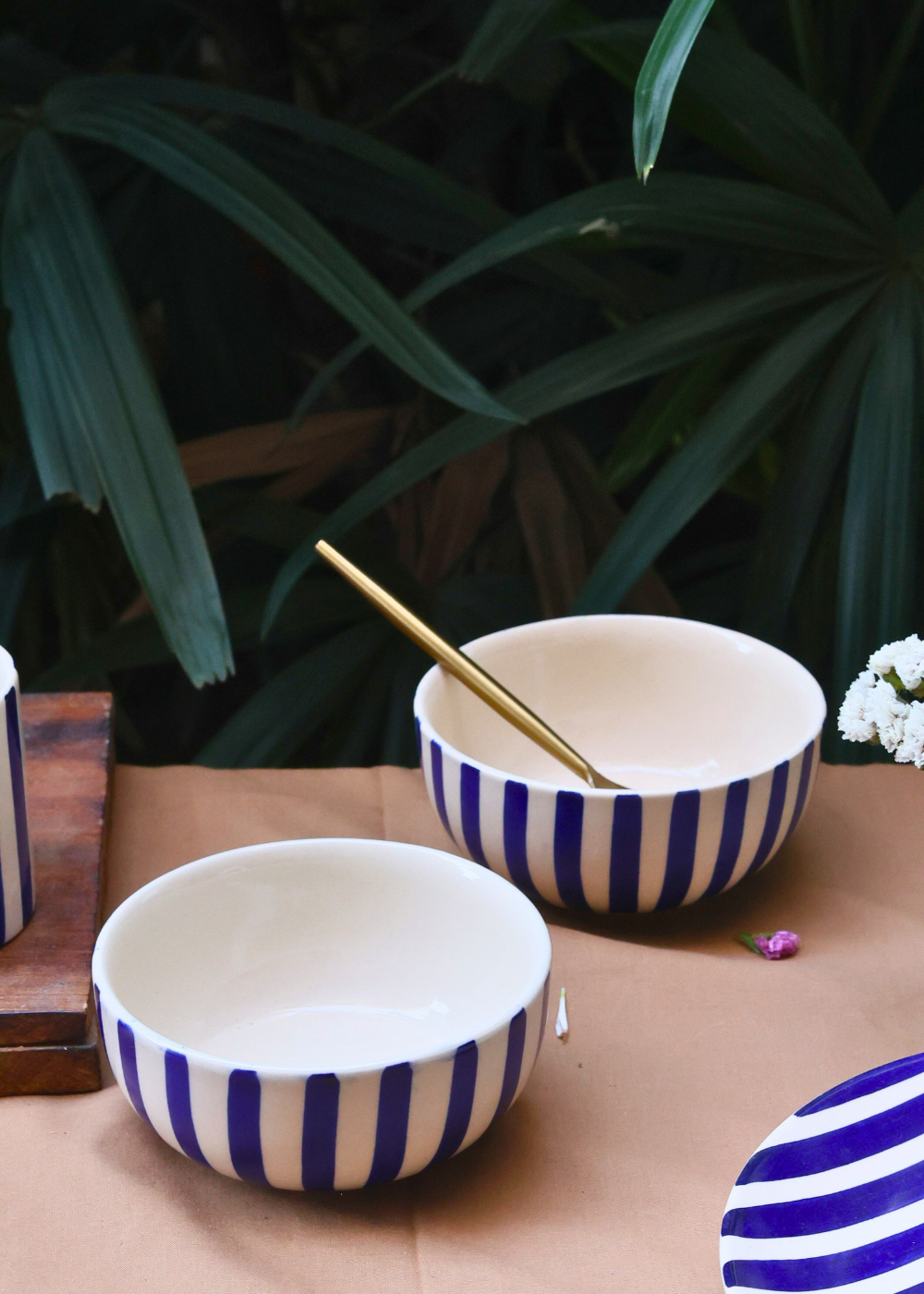 white and blue ceramic bowl
