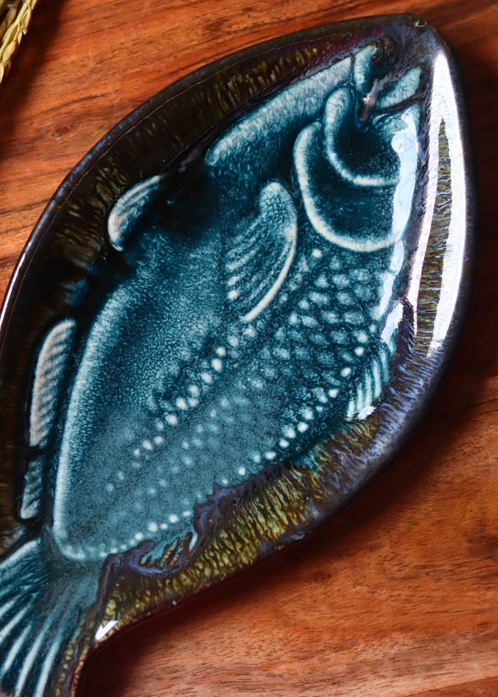 Dinnerware plates fish shaped 