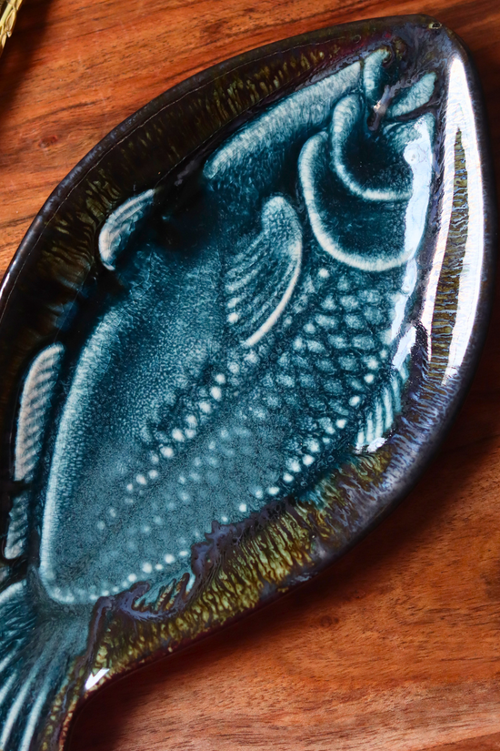 Dinnerware plates fish shaped 