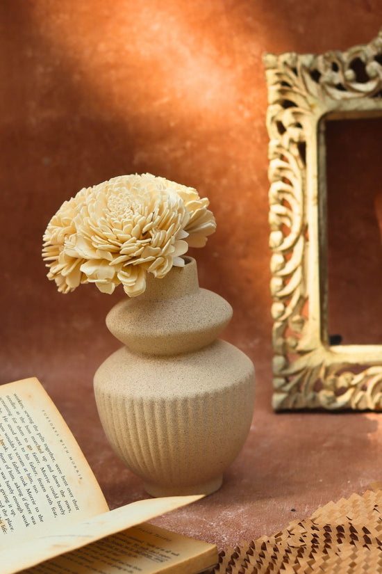 Isola Vase made by ceramic