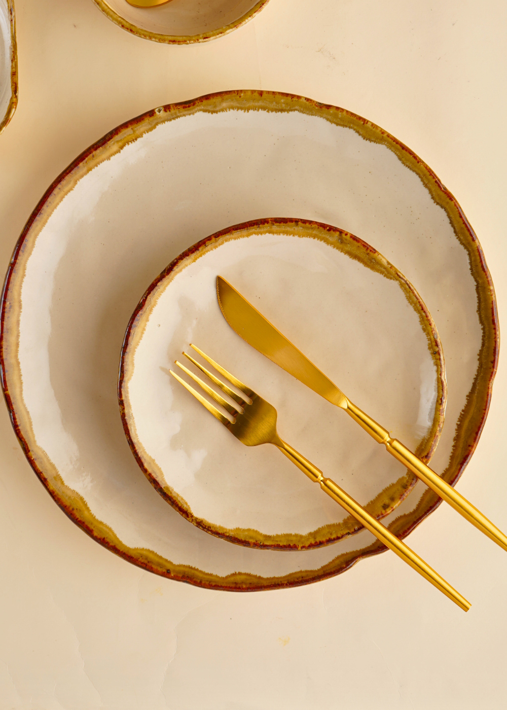 set of 2 plates with white & golden color